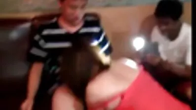 વૃદ્ધ મહિલાએ અજાણી વ્યક્તિના મોંમાં સેકસ વીડીયો બતાવો વાહિયાત લીધો.